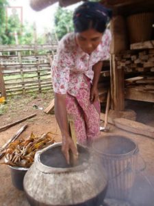 အောင်မြင်မှု များ ကိုု သယ်ဆောင်လာပေးမည့် သူများကိုု ဒီးကူဖြင့် ကြို ဆိုု ဂုုဏ်ပြု ဧည့်ခံ ရန်အတွက် ဒေသ ခံ အိမ်ရှင် မှ ဒီးကူ ထုုပ် ကိုု ချက်ပြုတ်နေပါတယ်။