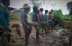 စစ်ပွဲ အောင် သည့် အမှတ်လက္ခဏာ အနေဖြင့် ကရင်နီတိုု့ အိမ်တိုုင်း တွင် အခုုလိုု အောင်ပွဲ ဆင် ရိုုးရာအက များဖြင့် ကခုုန်ခြင်း ဖြင့် အောင်မြင်မှု များ ကိုု တအိမ်တက် ၊ တအိမ်ဆင်း သယ်ဆောင်ကြ ပါတယ်။