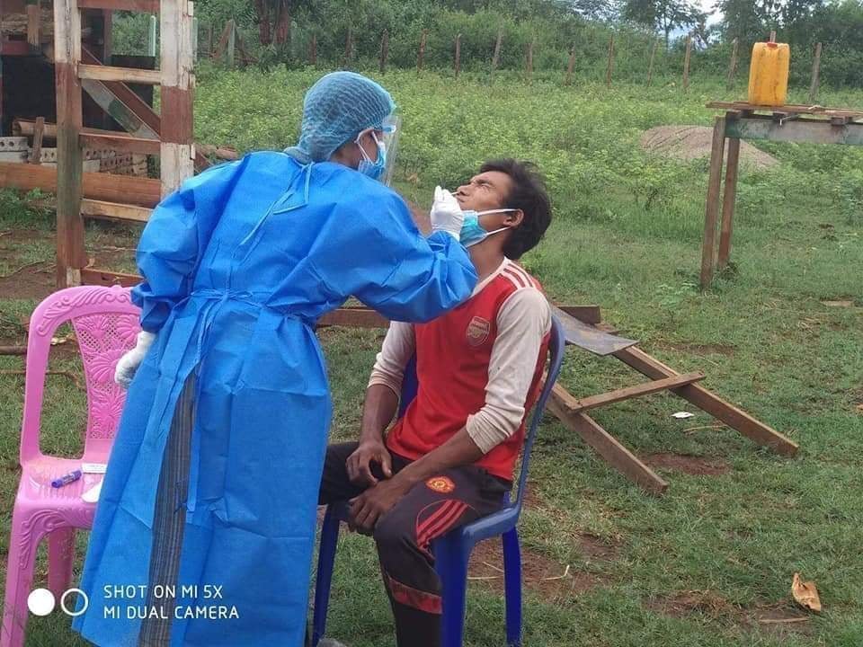 ある戦争避難地域内で医療ボランティアが新型コロナウィルスの検査を実施している様子